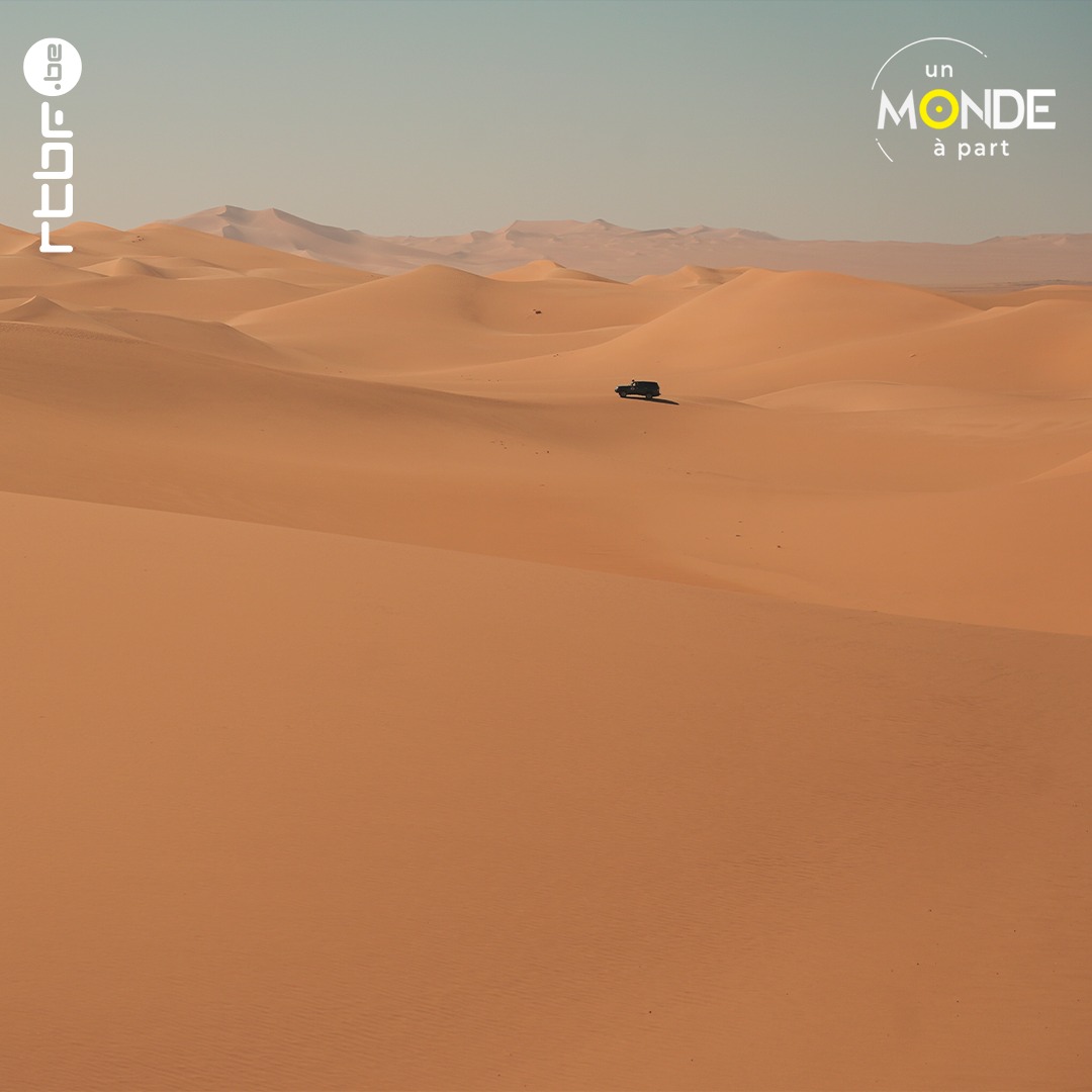 L’émission belge "Un Monde à part", diffusée sur la RTBF, a consacré deux reportages exceptionnels au Tassili n’Ajjer, en Algérie. Guidé par François Mazure, journaliste et aventurier, le spectateur découvre ce désert fascinant où l’histoire de l’humanité est gravée dans la pierre. Depuis Djanet, la porte d’entrée vers le Tassili, le voyage s’ouvre sur des paysages à couper le souffle : dunes dorées, plateaux lunaires, arches de grès sculptées par le vent… Mais ce décor grandiose cache aussi un trésor archéologique inestimable. Le massif recèle des milliers de peintures rupestres vieilles de plusieurs millénaires, témoins d’un Sahara autrefois fertile et habité. Accompagné d’un guide local, Mazure explore ce “musée à ciel ouvert” avec émotion. Il partage aussi le quotidien des Touaregs, ces nomades du désert au mode de vie ancestral, gardiens de traditions et de sagesse. À travers ces deux épisodes, "Un Monde à part" nous invite à découvrir l’Algérie autrement : un pays de silence, de mémoire, de beauté brute, un véritable monde à part. Voir la première vidéo Voir la seconde vidéo